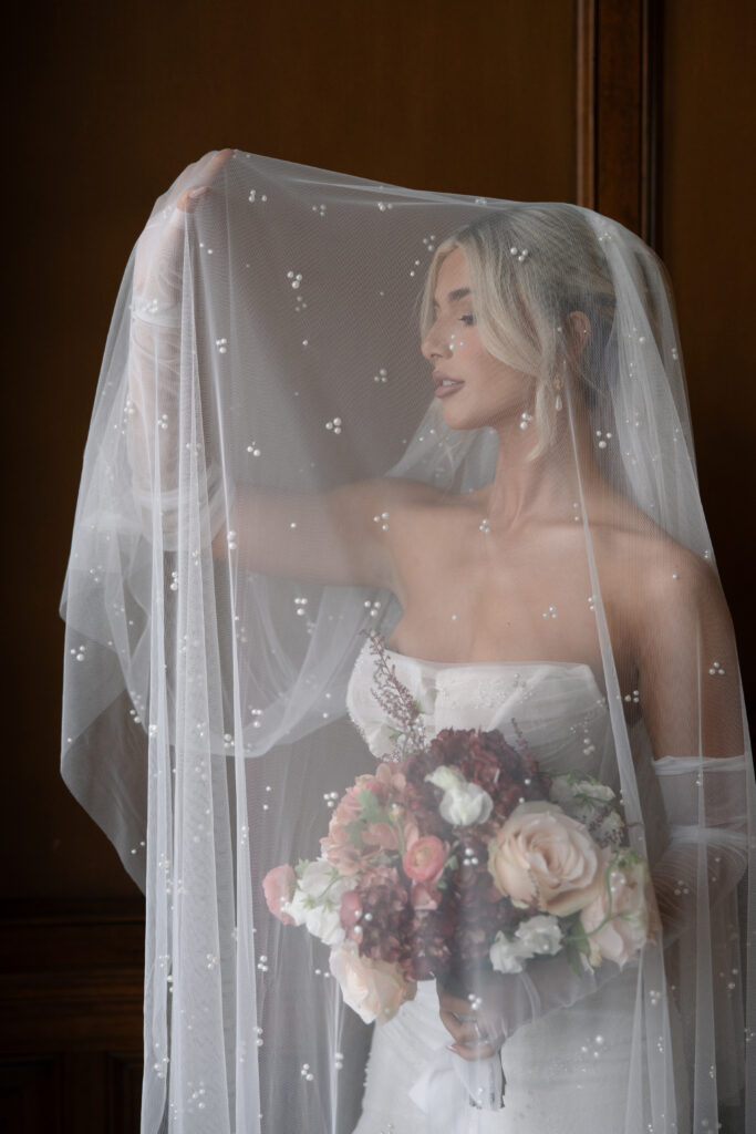 Bride under her veil with pearls. 